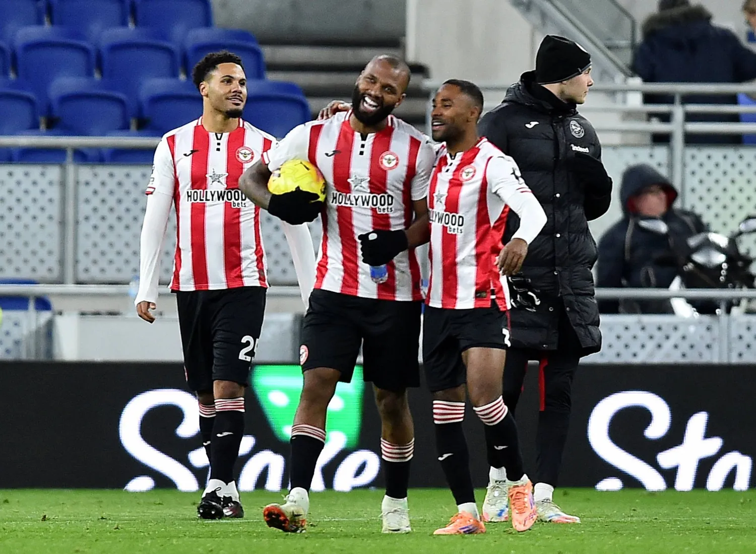 نجم برنتفورد إيغور تياغو (وسط) أحرز 17 هدفاً هذا الموسم (رويترز)