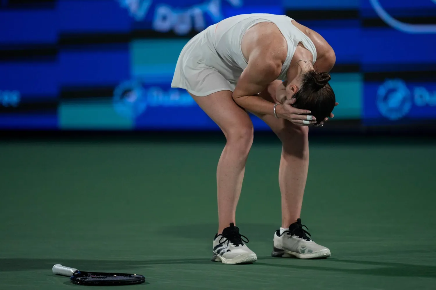 إيلينا تحتفل بعد الفوز على غوف (أ.ب)