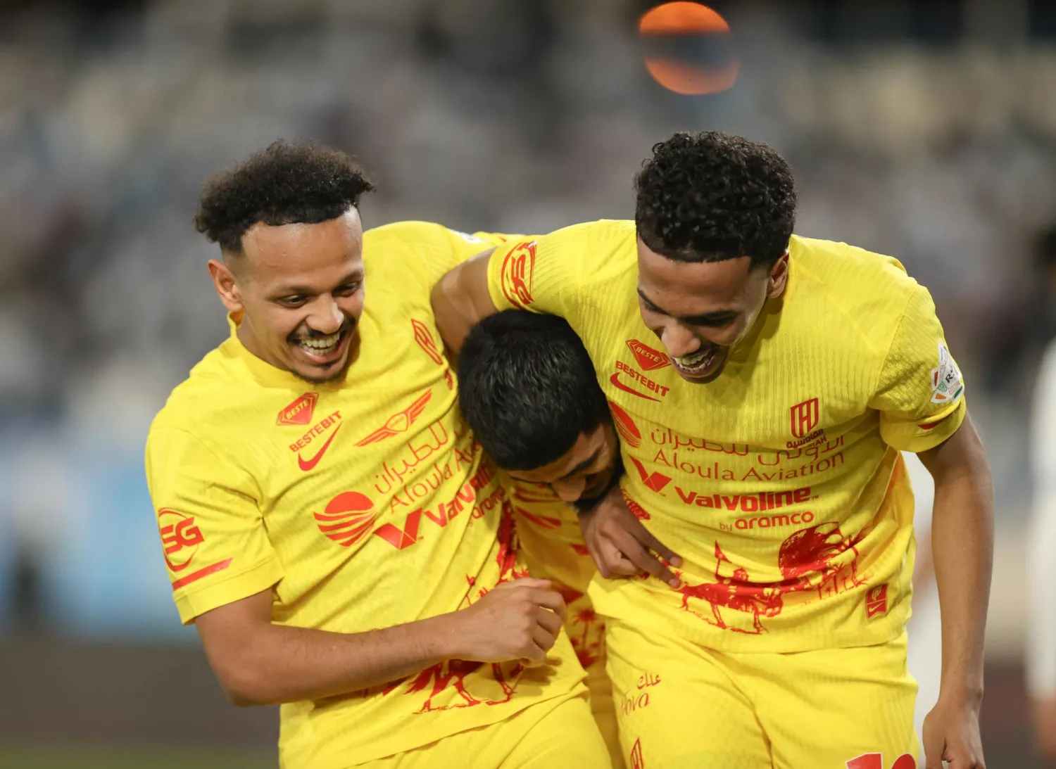 الجوير والعمار لاعبا القادسية يحتفلان مع الأحمد بعد الهدف (تصوير: عدنان مهدلي)