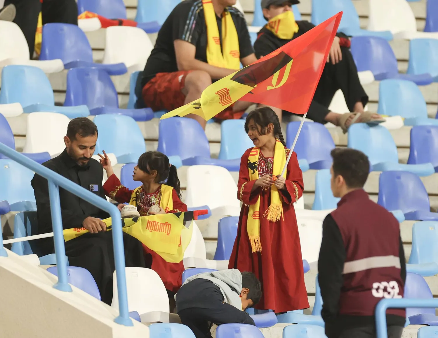 مشجع قدساوي خلال تواجده في المدرجات برفقة طفلتيه (تصوير: عدنان مهدلي)
