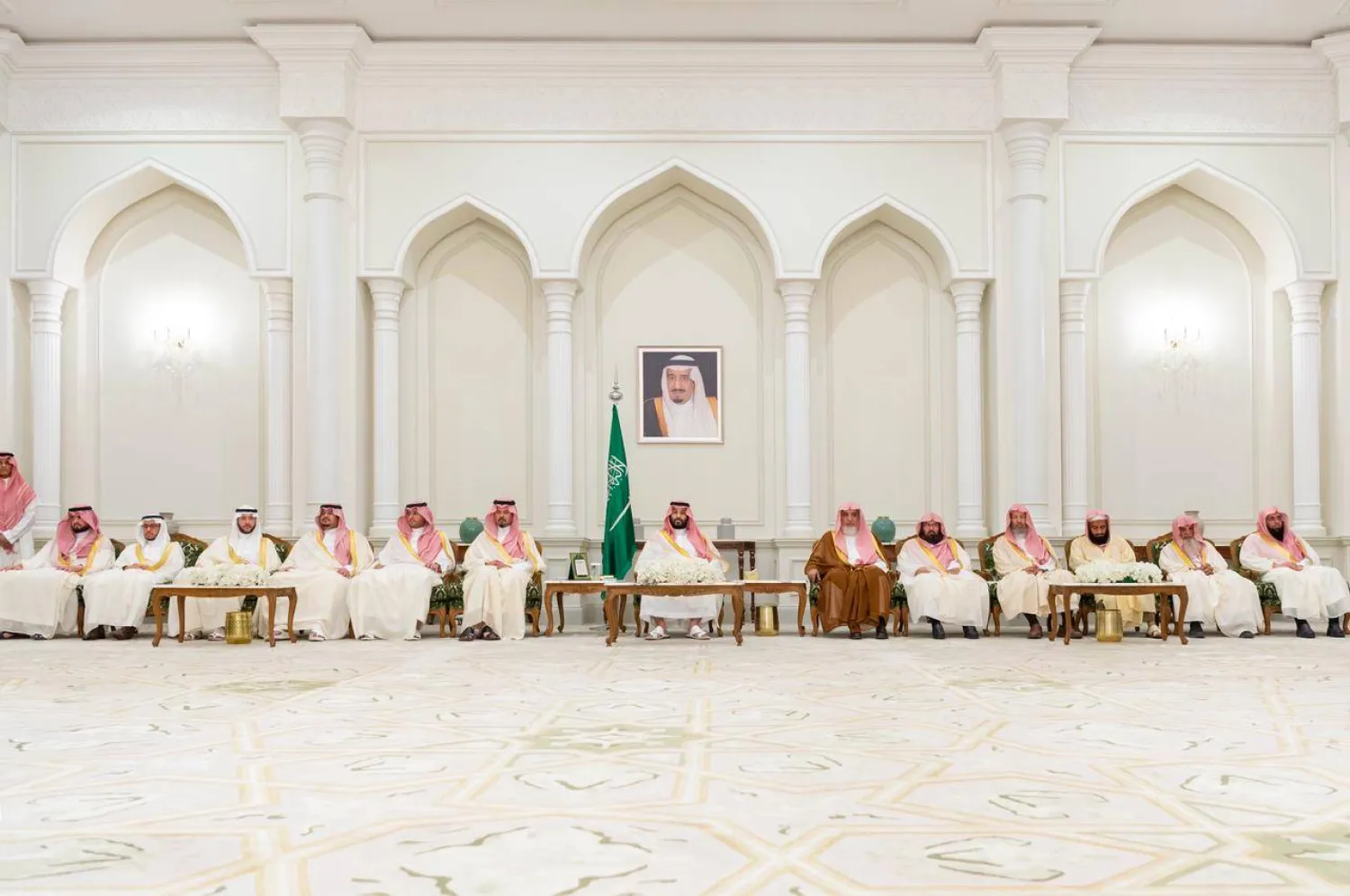 ولي العهد السعودي الأمير محمد بن سلمان خلال استقباله العلماء والوزراء وجمعاً من المواطنين في المدينة المنورة (واس)