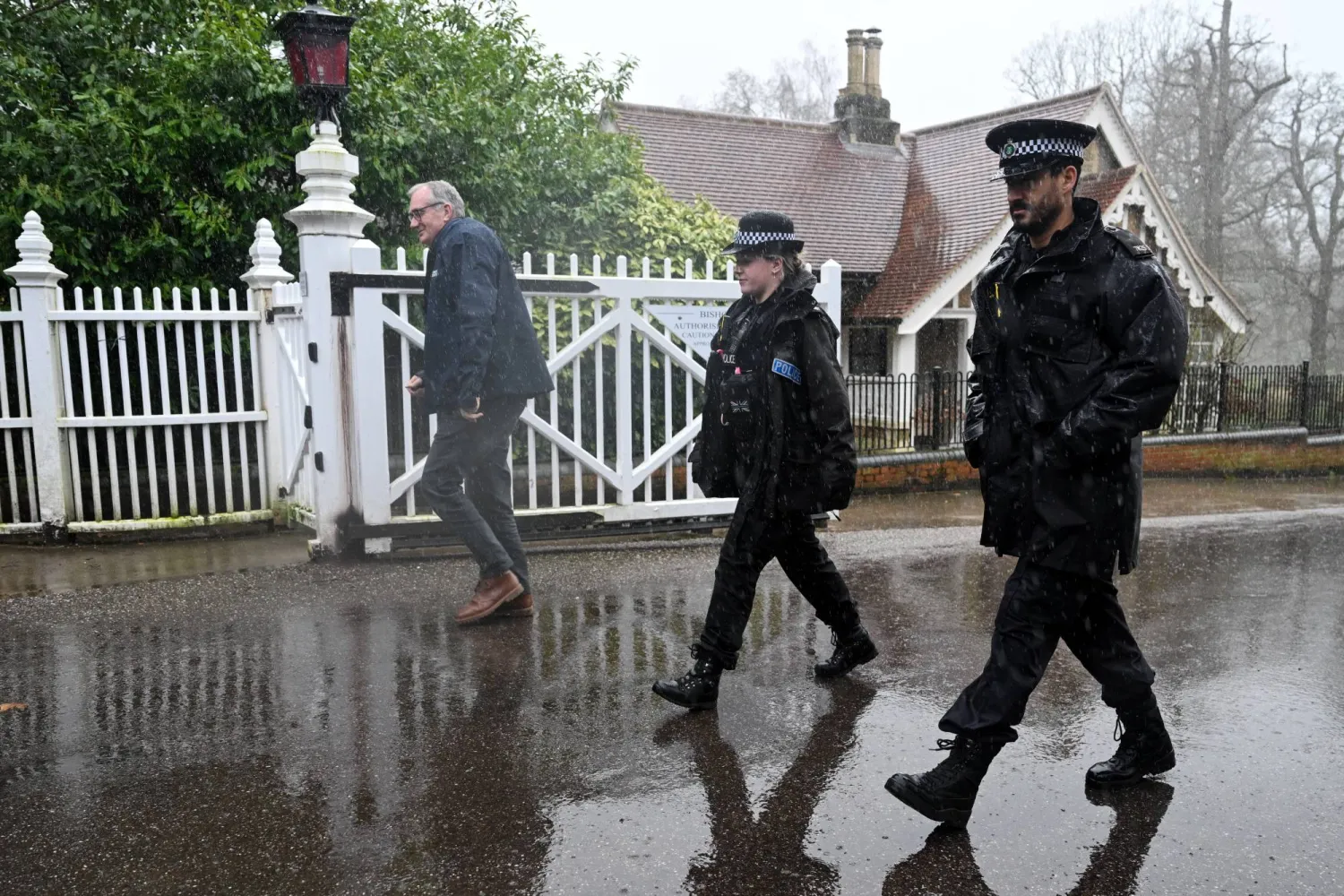 أفراد من الشرطة البريطانية خارج «رويال لودج» في ويندسور حيث كان يقيم الأمير السابق أندرو (رويترز)