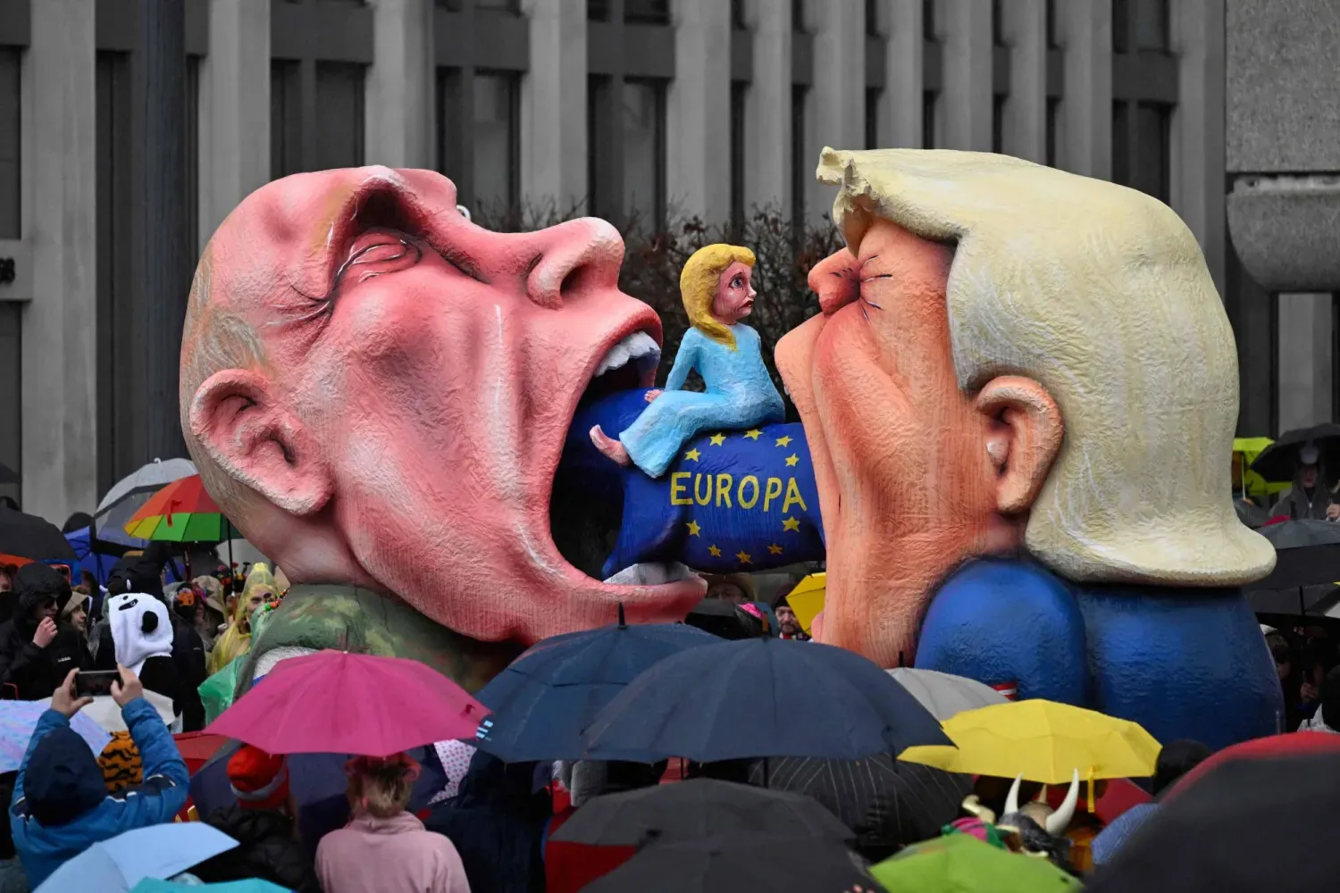 Almanya’nın Düsseldorf kentinde düzenlenen bir festivalde sergilenen heykelde, ABD Başkanı Donald Trump ve Rusya Devlet Başkanı Vladimir Putin’in bir ineği yediği, ineğin üzerinde ise Avrupa Komisyonu Başkanı Ursula von der Leyen'in oturduğu görülüyor. (AFP)