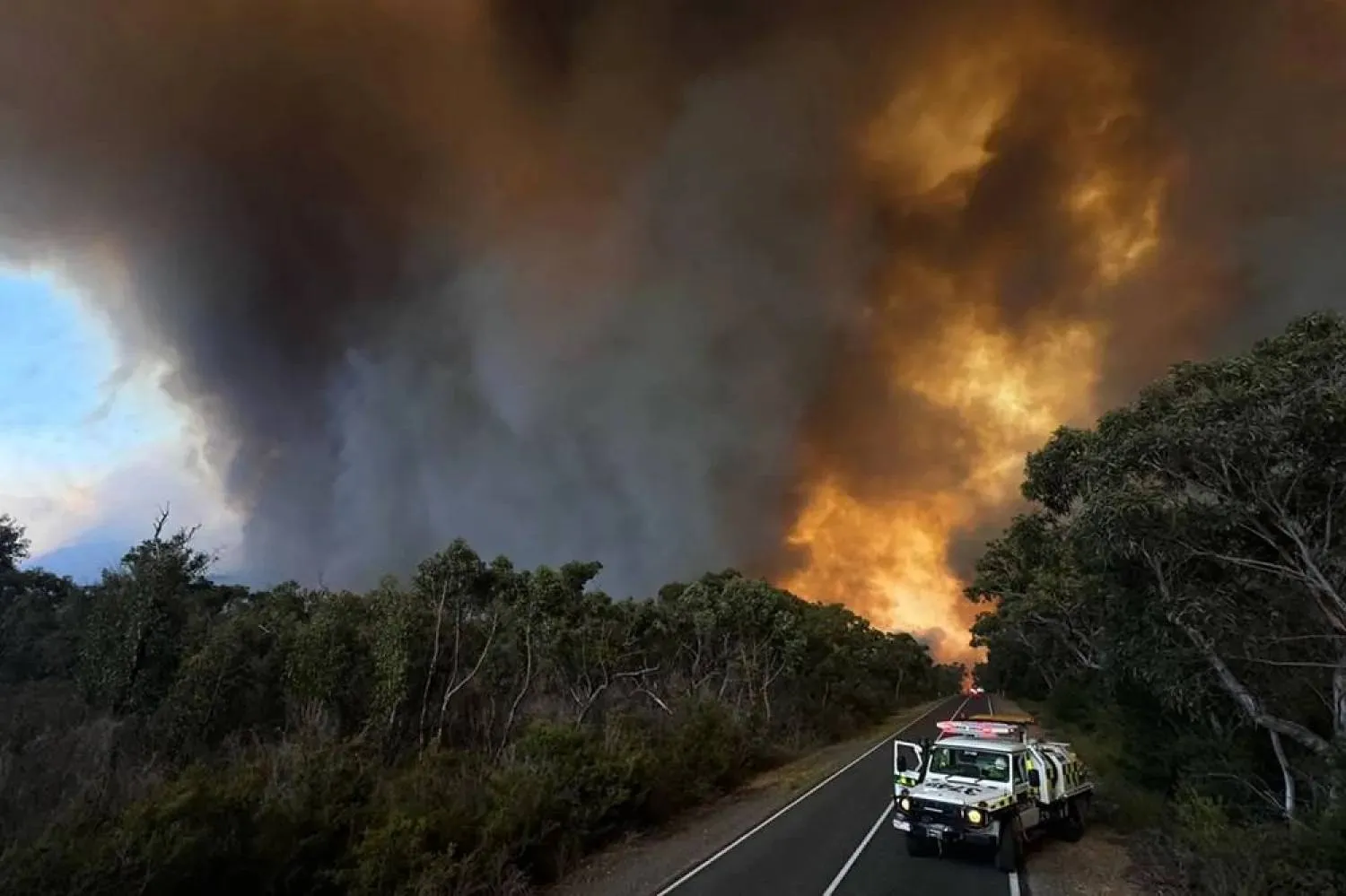 This undated handout image received on December 26, 2024 from the State Control Center of the Victoria Emergency Services shows officials on a road near a bushfire in the Grampians National Park in Australia's Victoria state. (Handout / State Control Center of the Victoria Emergency Services / AFP) 