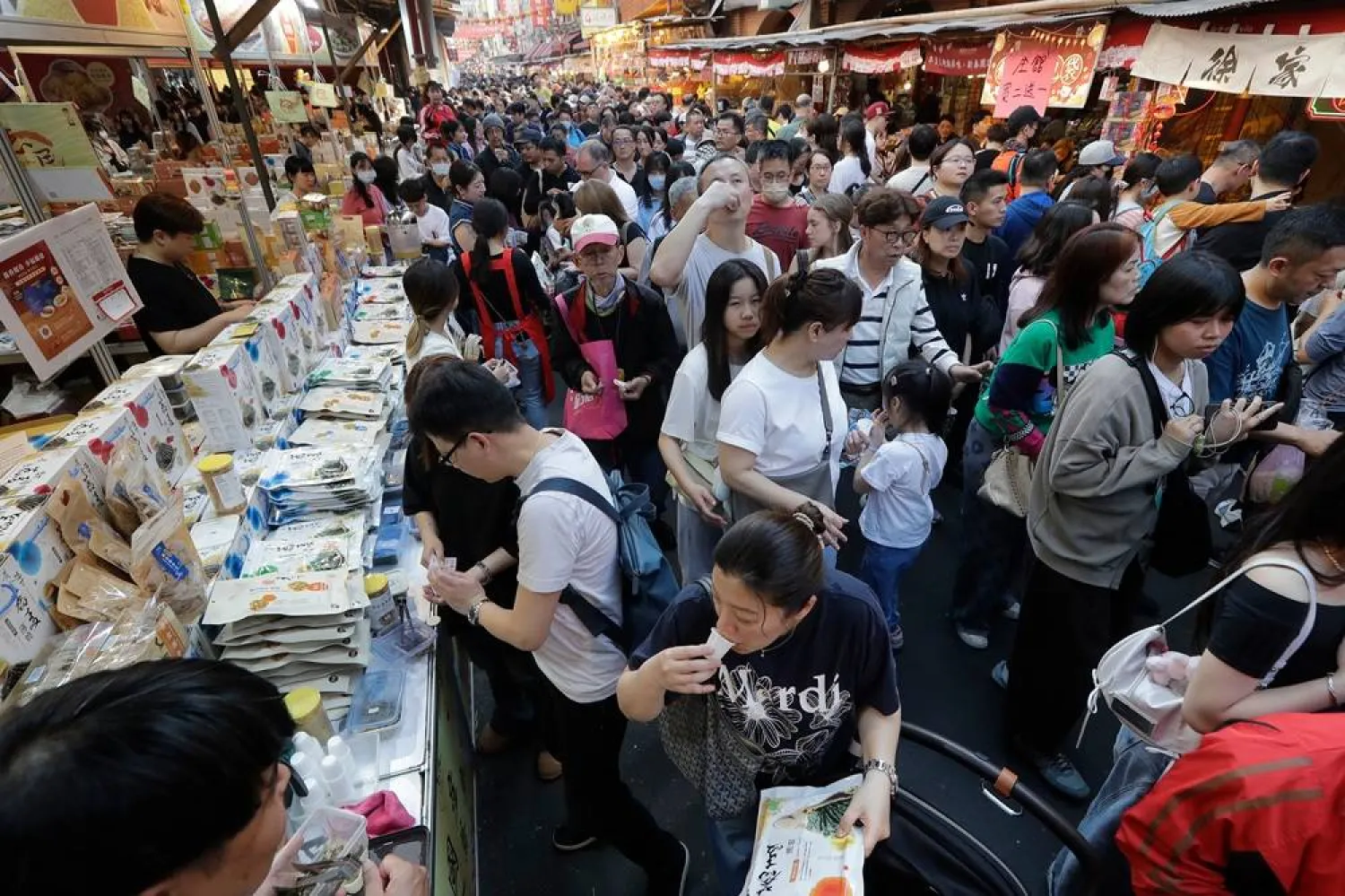  Shoppers crowd for the upcoming Chinese Lunar New Year celebrations at the Dihua Street market in Taipei, Taiwan, Sunday, Feb. 15, 202. (AP) 