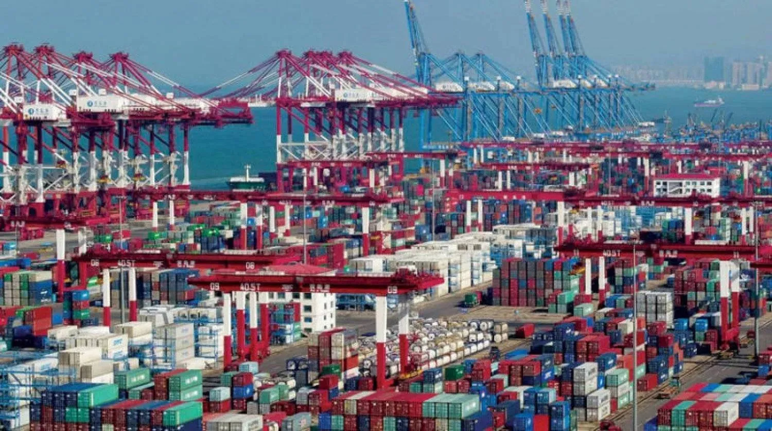 حاويات ورافعات عملاقة في أحد المواني الصينية (رويترز)