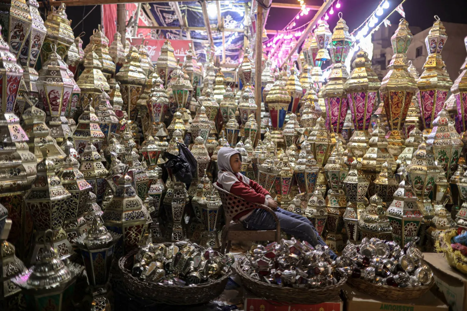 مجموعة من الفوانيس بمنطقة السيدة زينب في مصر (د.ب.أ)