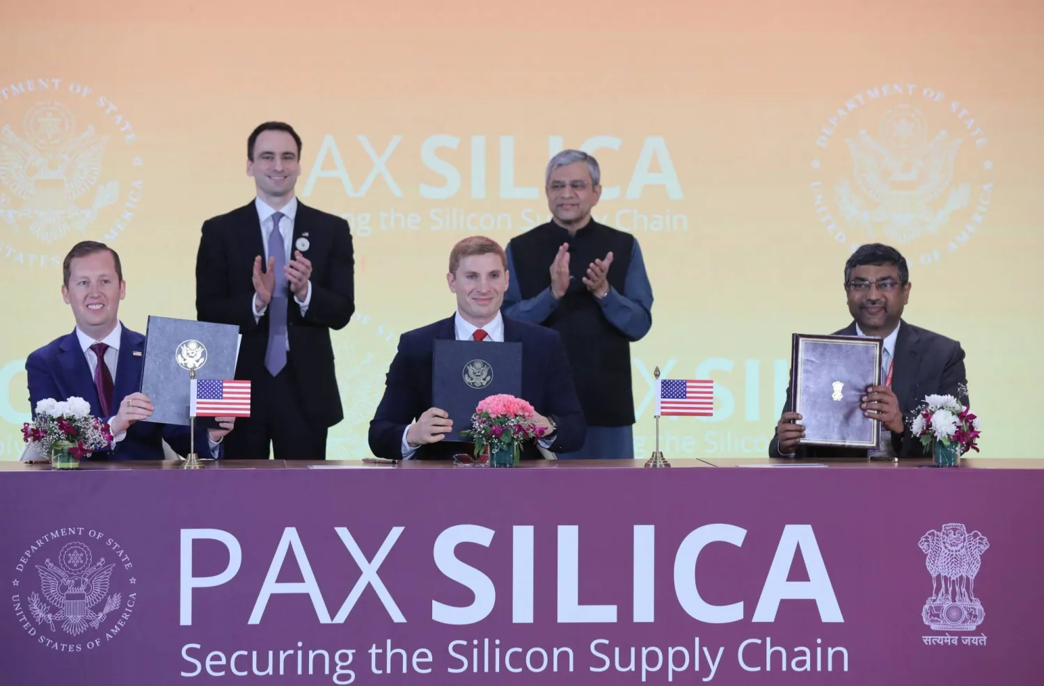 خلال توقيع إعلان باكس سيليكا بين الولايات المتحدة والهند (إ.ب.أ)