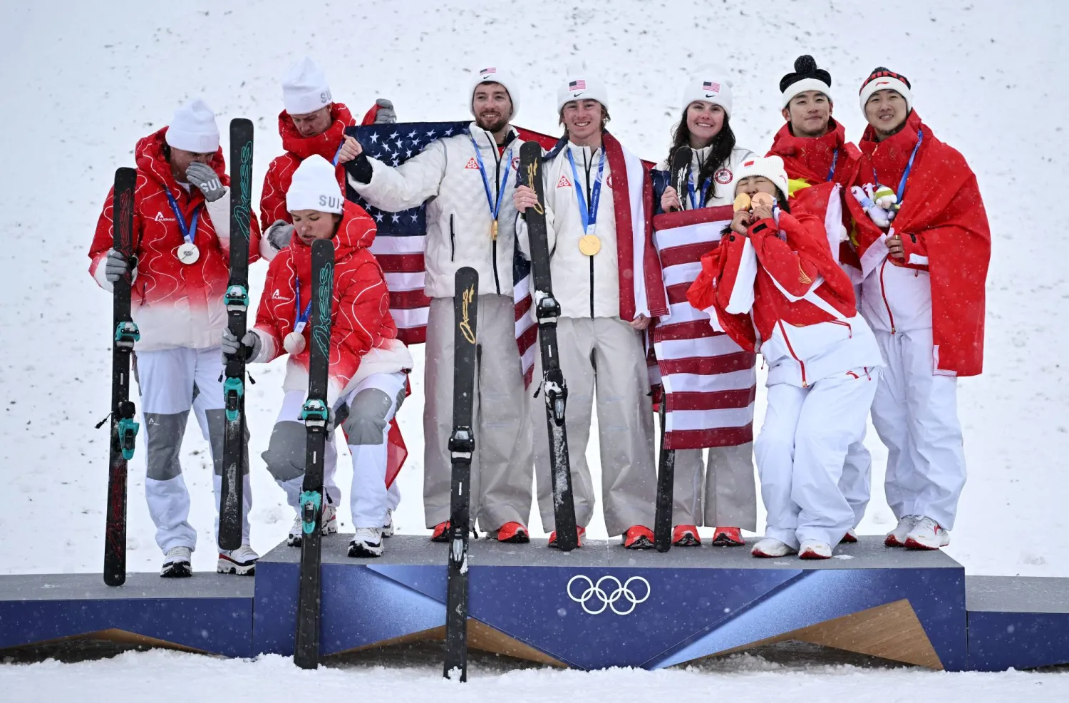 الفريق الأميركي المتوَّج بذهبية الفرق المختلطة في التزلج الحر (رويترز)