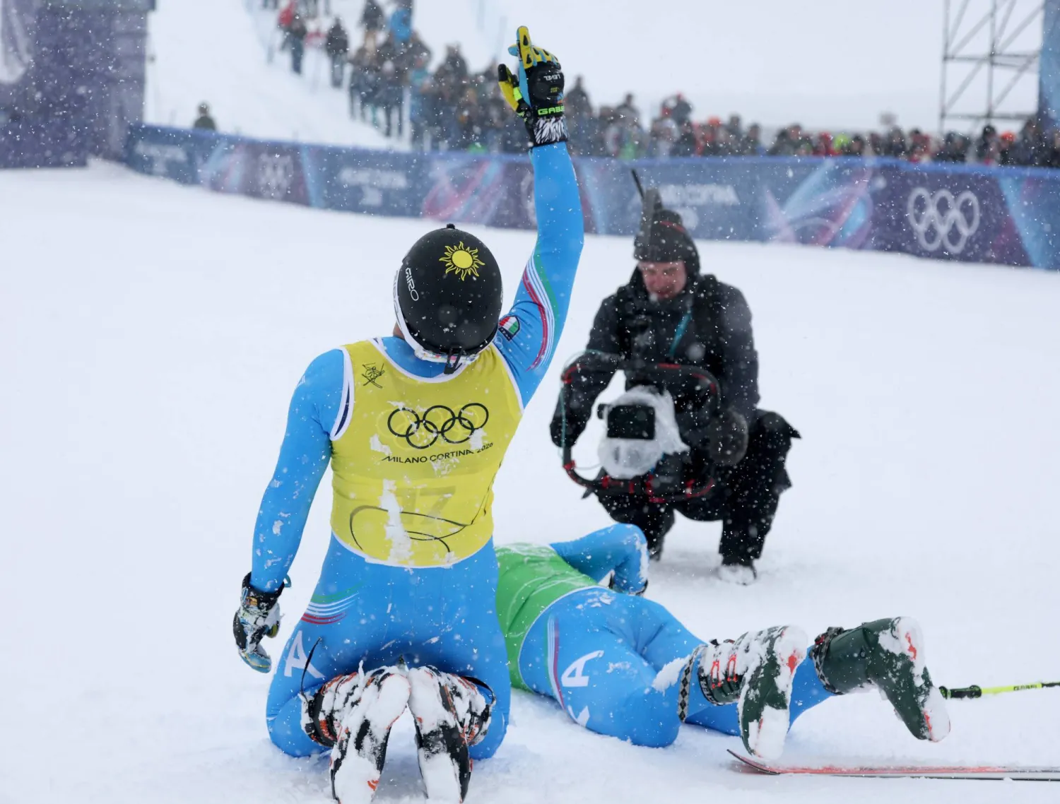 الإيطاليان سيموني ديروميديس (يمين) وفيديريكو توماسوني يحتفلان بالفوز في «سكي كروس» (إ.ب.أ)