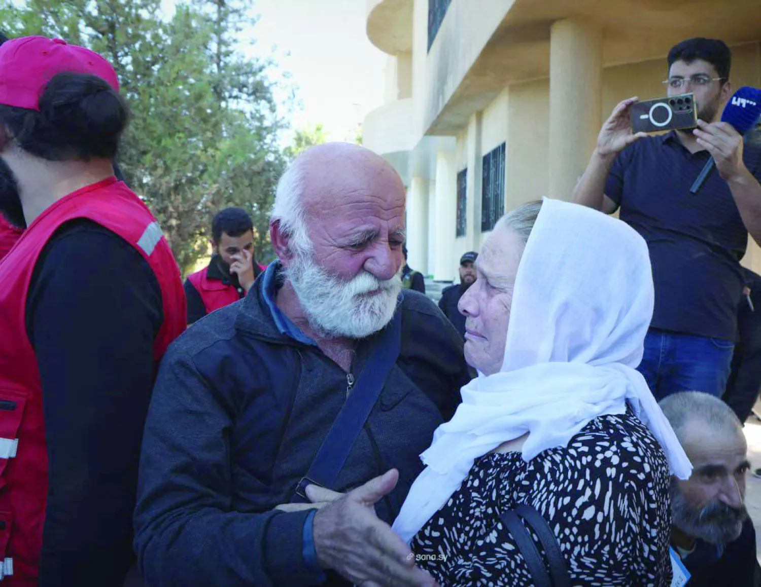 درزية من محافظة السويداء تستقبل قريبها المفرج عنه في عملية تبادل أسرى بين الأطراف المتنازعة (أرشيفية - «سانا»)