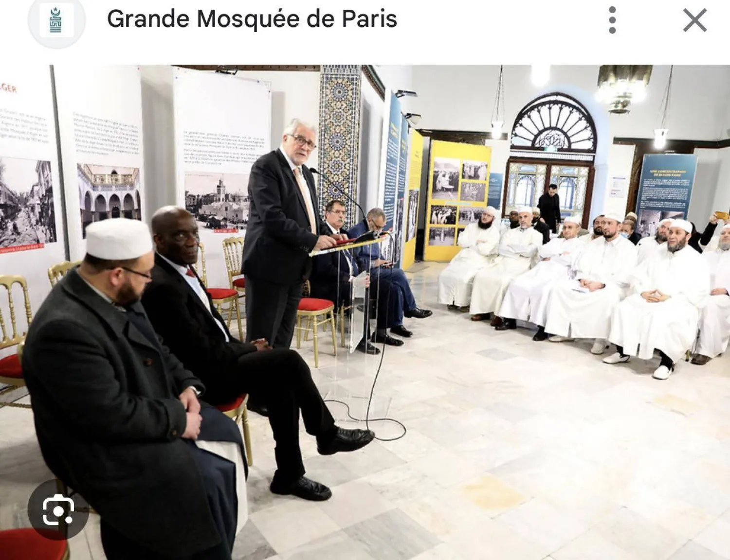 عميد مسجد باريس خلال استقباله الأئمة الموفدين من الجزائر (مسجد باريس)