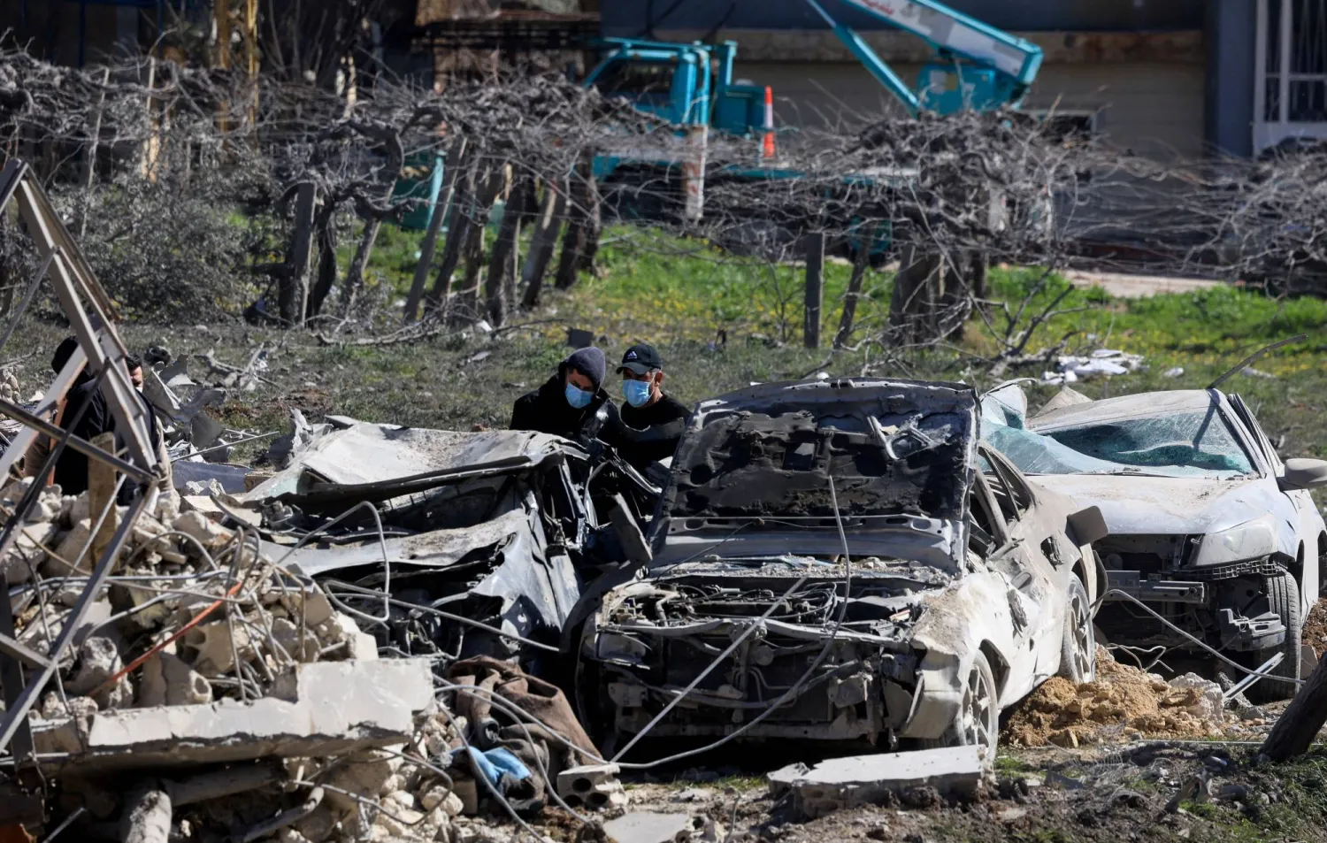 أشخاص يتفقدون الأضرار في موقع الغارة الإسرائيلية على وادي البقاع في شرق لبنان (رويترز)