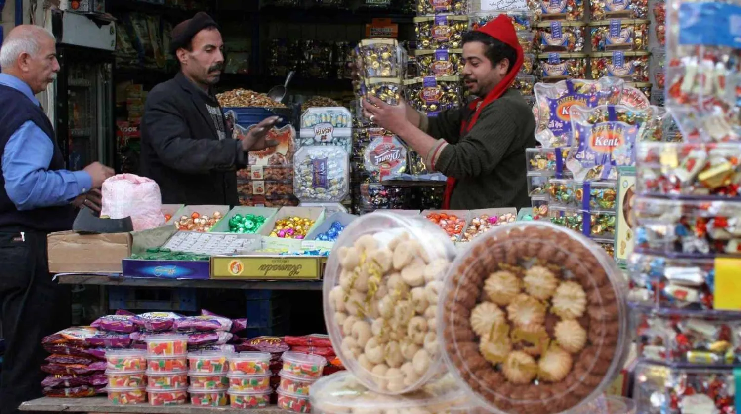 محل تجاري بسوق الحسين في العاصمة الأردنية عمّان (رويترز)