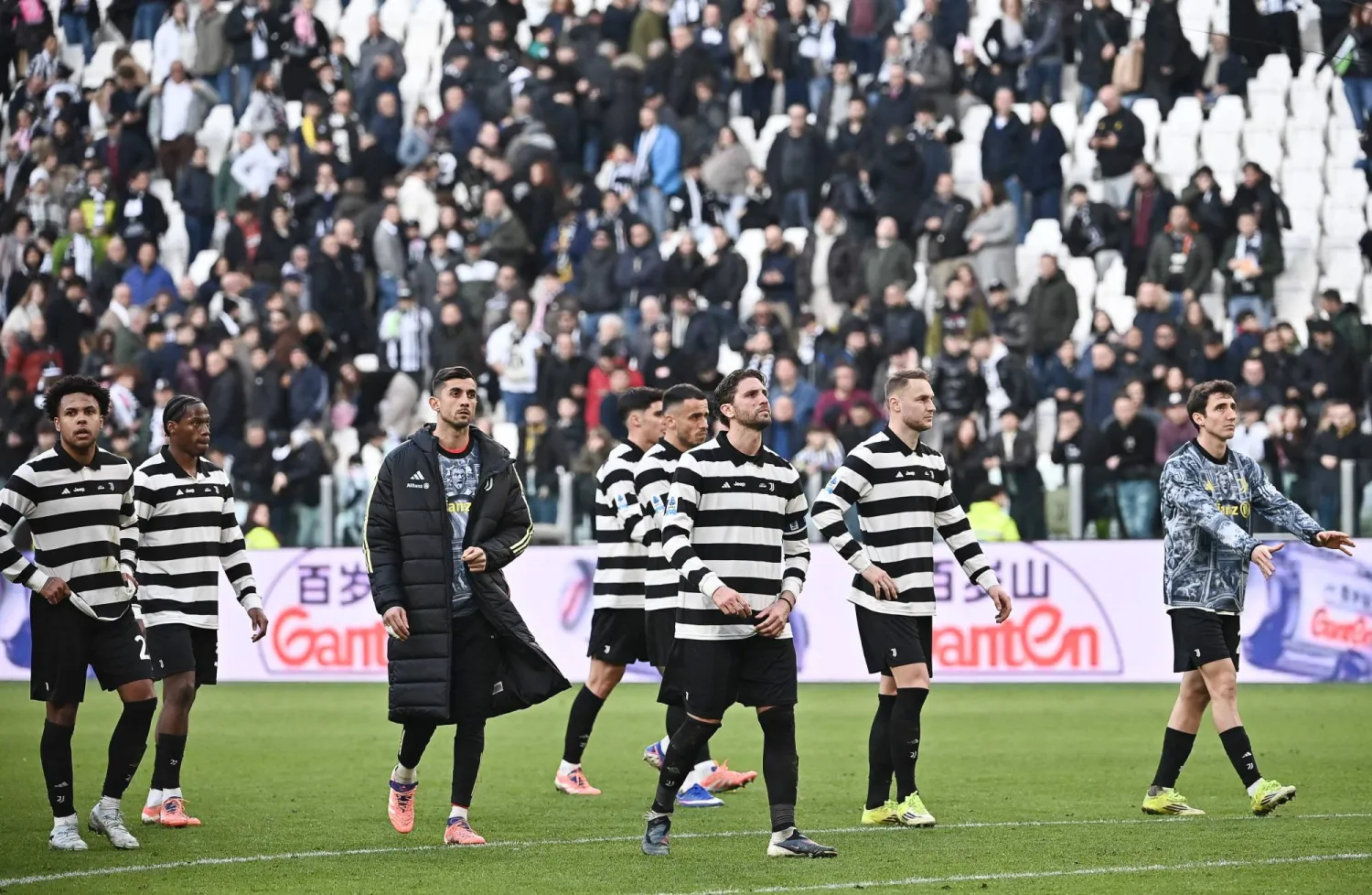 Juventus' players leave the pitch at the end of the Italian Serie A football match between Juventus and Como at the Allianz stadium in Turin on February 21, 2026. (AFP)