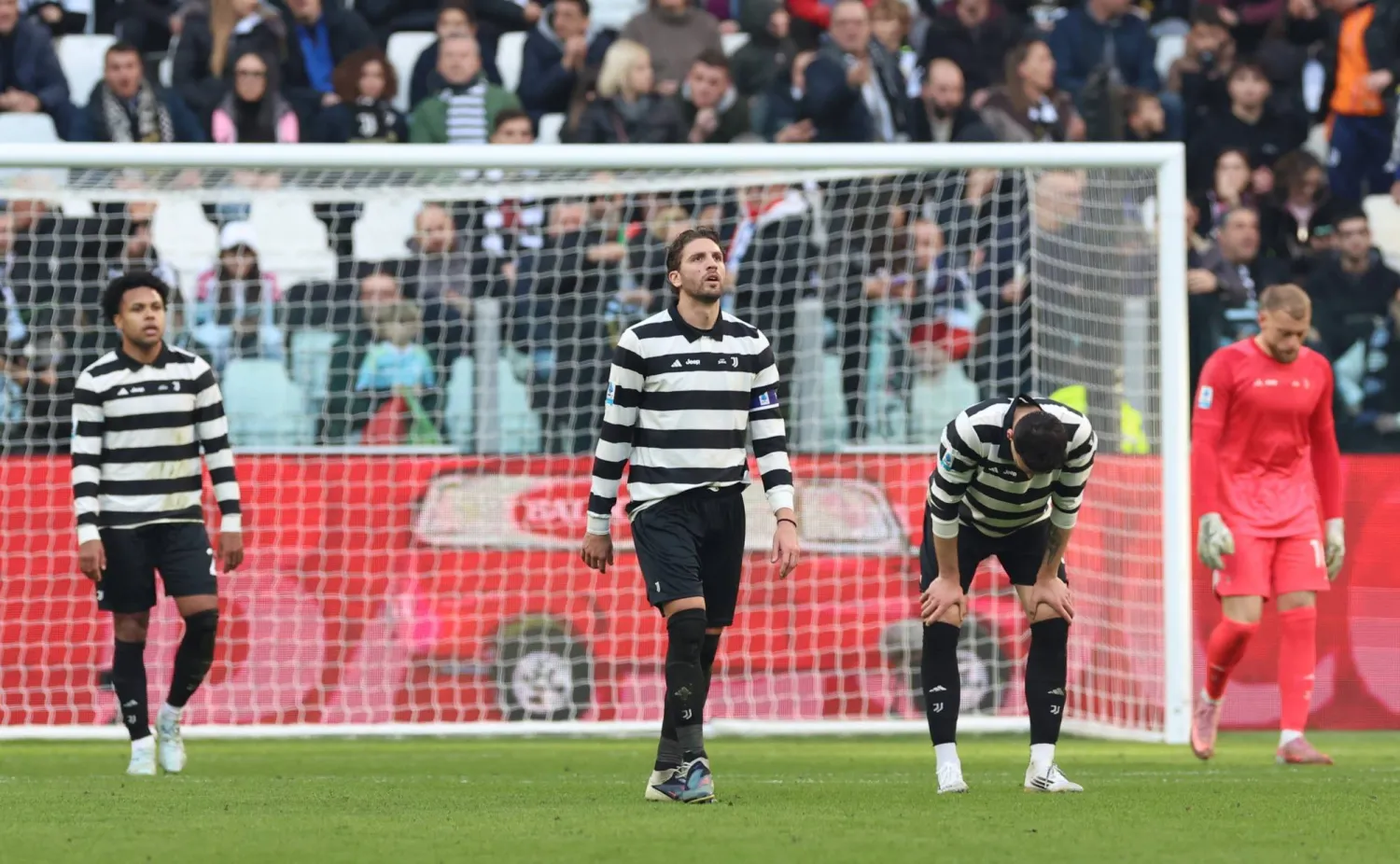 حسرة لاعبي اليوفي بعد الهزيمة الموجعة من كومو (رويترز)