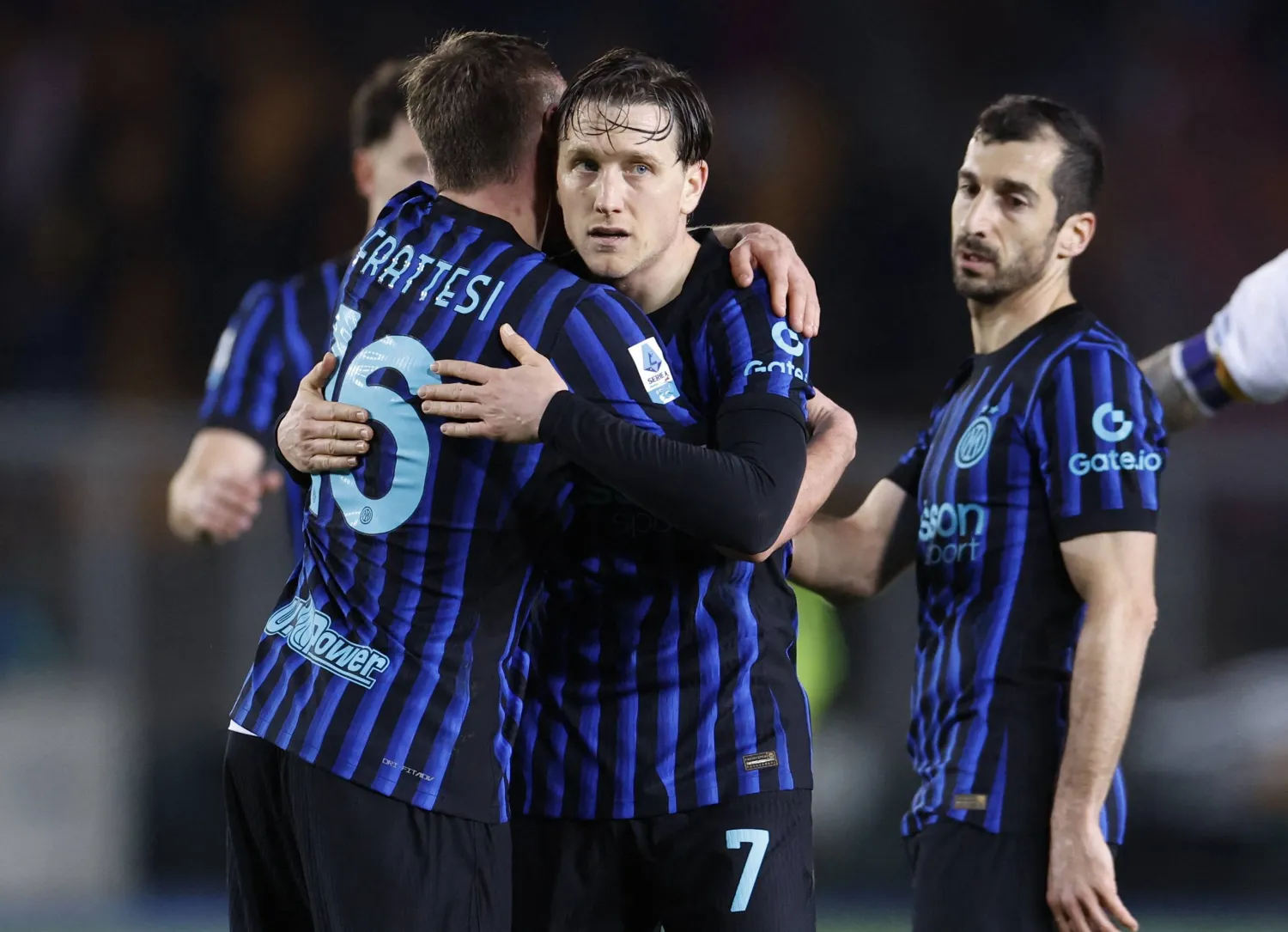 فرحة لاعبي الإنتر بالهدف الثاني (رويترز)