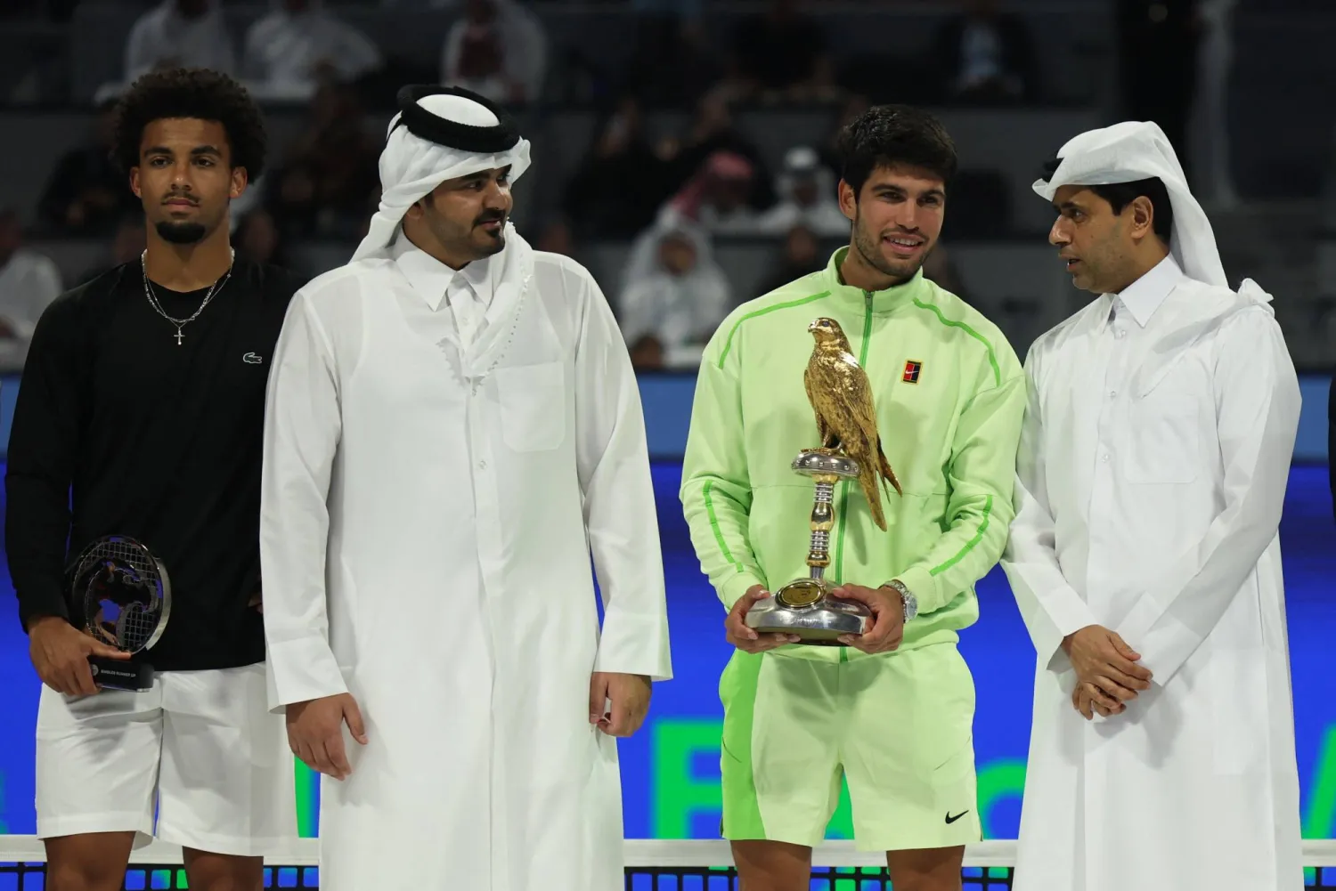 الشيخ جوعان بن حمد وناصر الخليفي خلال تتويج ألكاراس باللقب (رويترز)