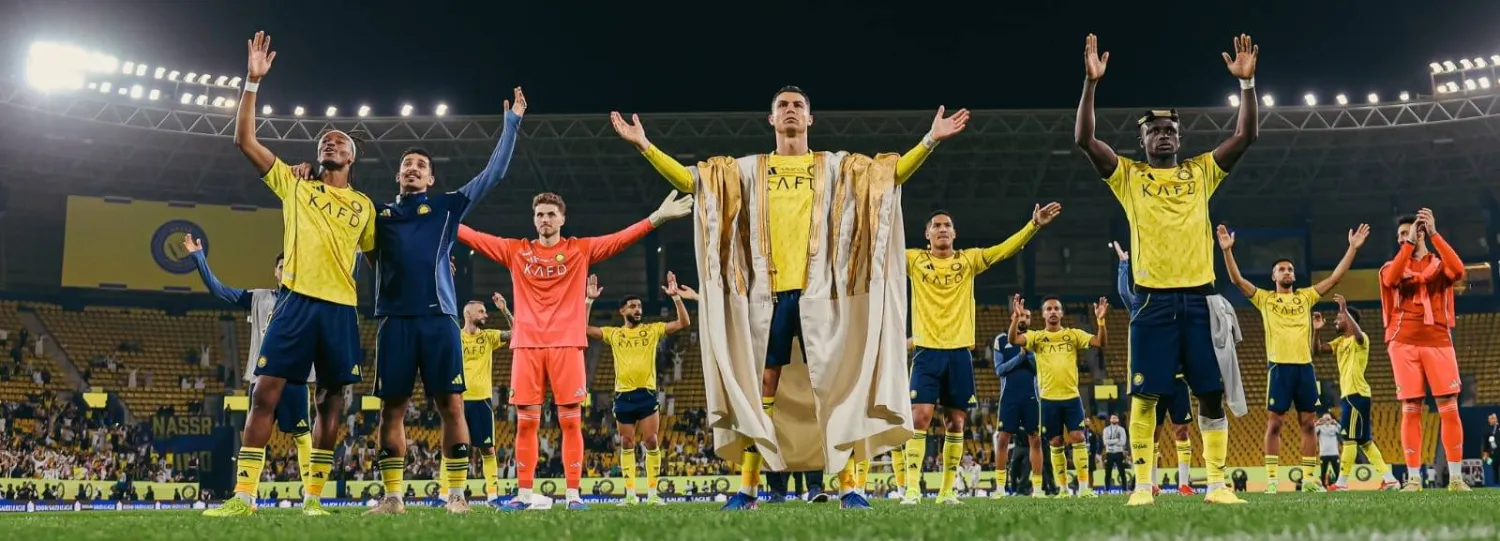رونالدو محتفلا مع لاعبي النصر بعد الفوز على الحزم (موقع النادي)