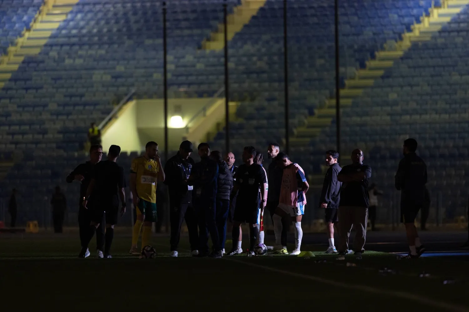 انقطاع الكهرباء أوقف المباراة لمدة قاربت الـ20 دقيقة (تصوير: عيسى الدبيسي)