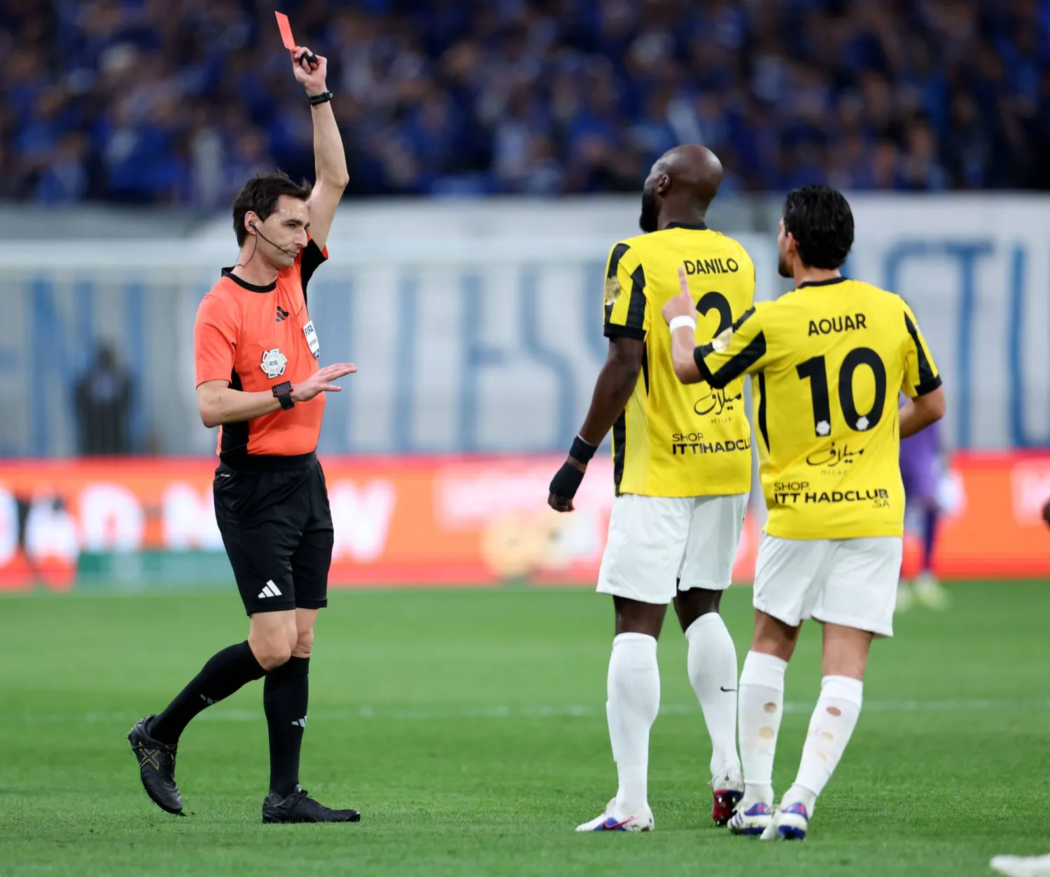 لحظة منح حسن كادش لاعب الاتحاد البطاقة الحمراء (تصوير: مشعل القدير) 