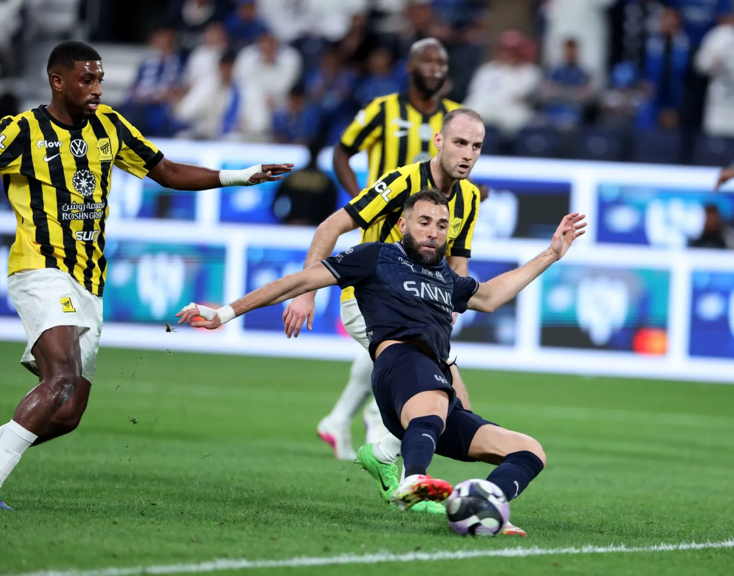 بنزيمة في فرصة مهدرة أمام المرمى الاتحادي (تصوير: مشعل القدير)