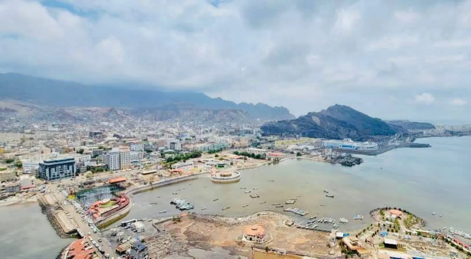 منظر عام لمدينة عدن التي تشهد حراكاً أمنياً وتنموياً بدعم سعودي (إعلام حكومي)