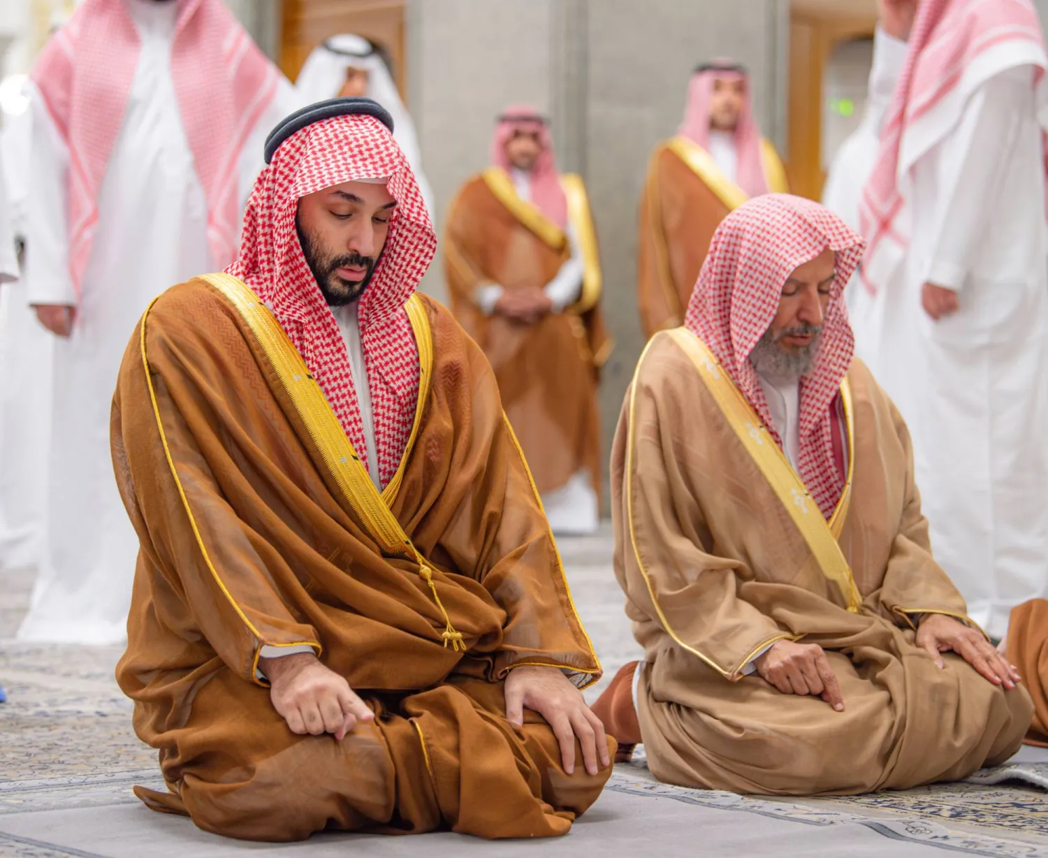 ولي العهد السعودي الأمير محمد بن سلمان يصلي بمسجد قباء في المدينة المنورة (واس)