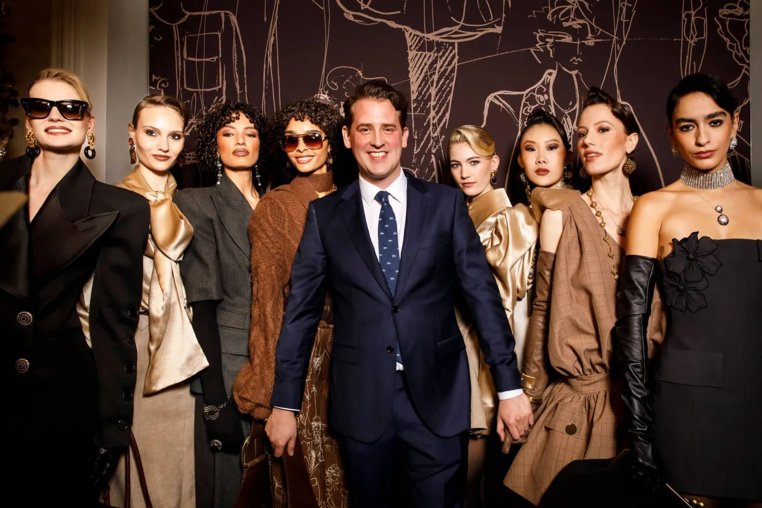 وليام كوستيلو يُحيي الضيوف بعد انتهاء عرضه الأول (بول كوستيلو)