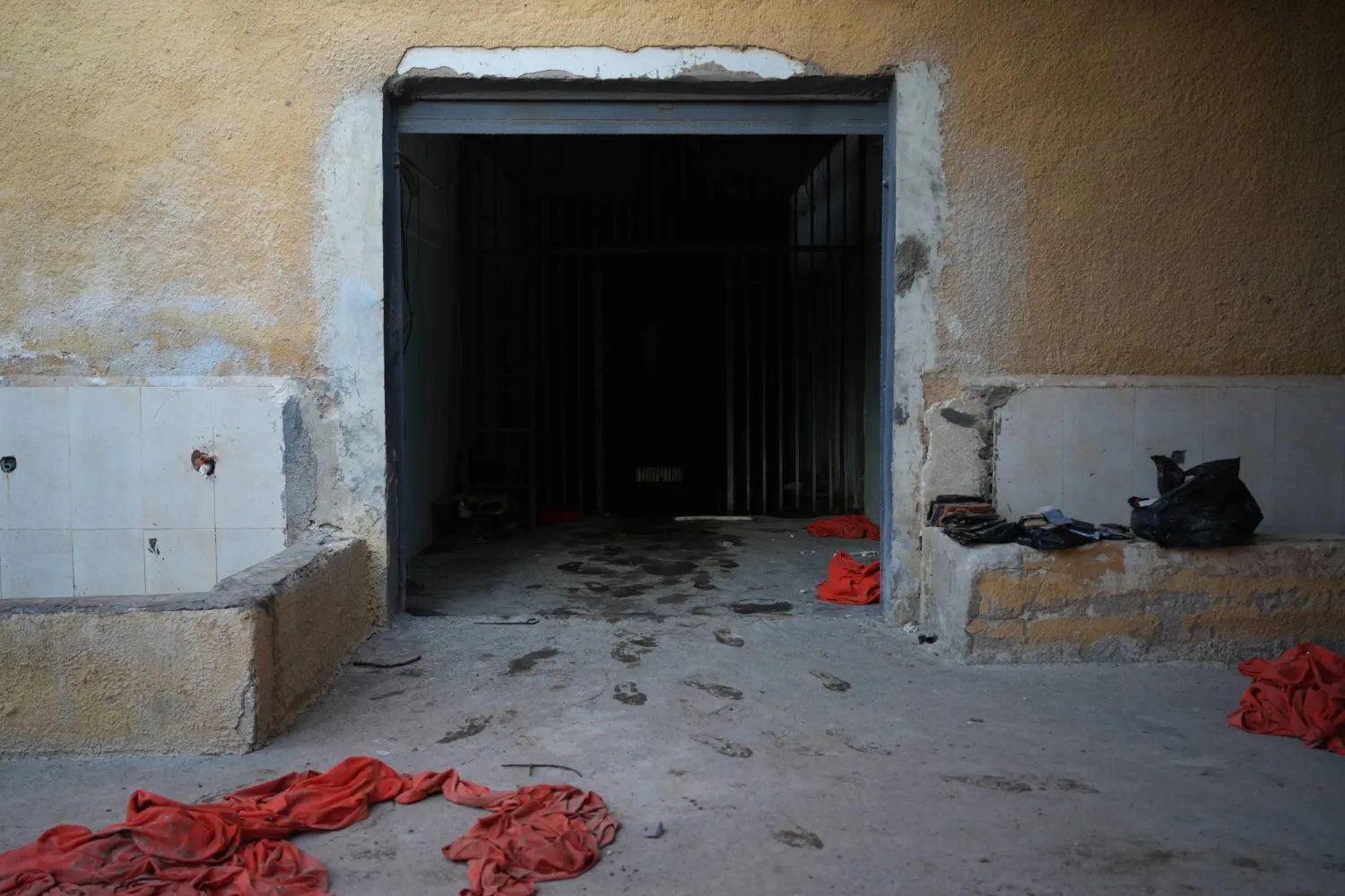 ملابس سجناء من «داعش» ملقاة على أرضية سجن الشدادي جنوب الحسكة فروا من السجن بعد انسحاب قوات «قسد» 20 يناير (د.ب.أ)