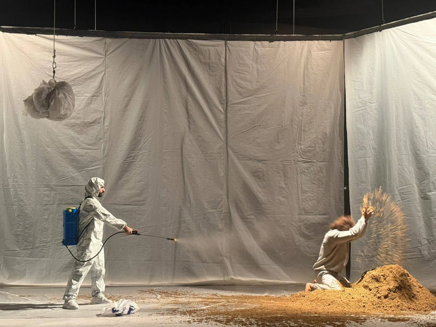 الجسد حاملاً ما لا يمكن تركه خلفه (الشرق الأوسط)