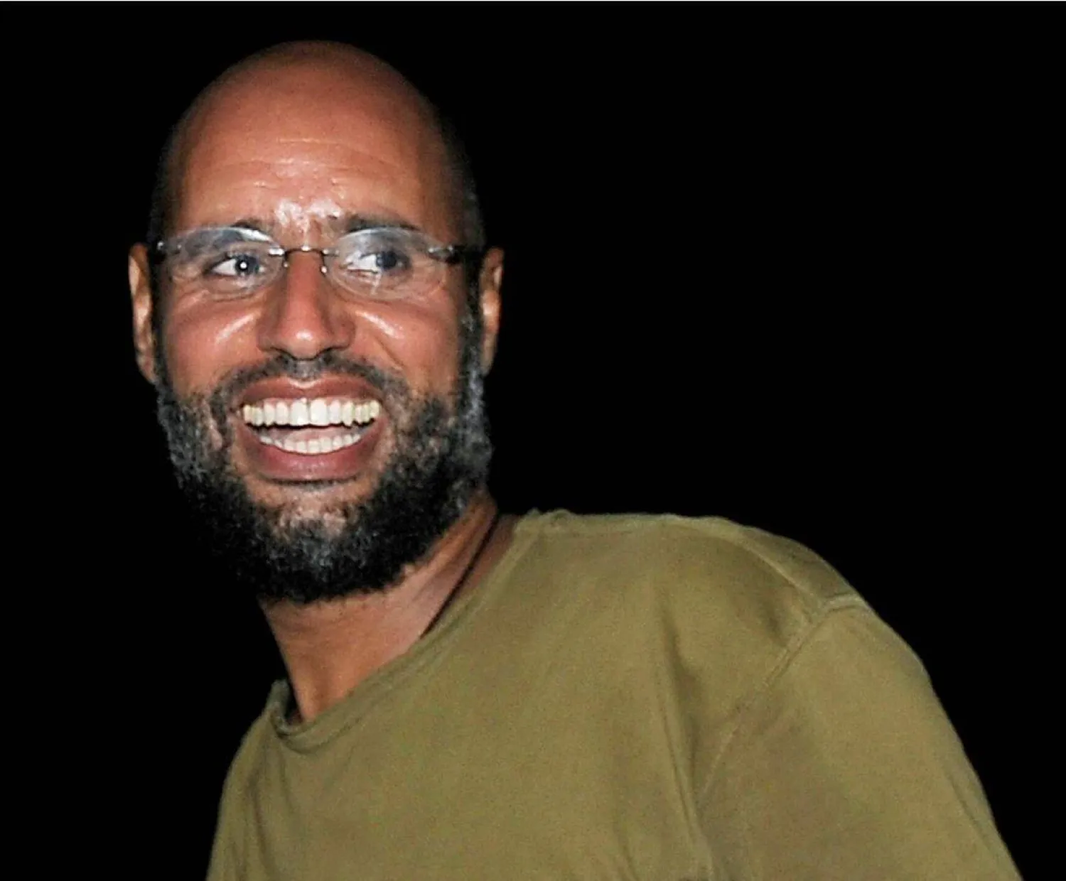 سيف الإسلام خلال لقاء مع أنصاره في طرابلس يوم 23 أغسطس 2011 (رويترز)