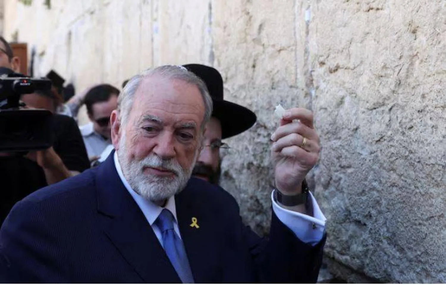 سفير الولايات المتحدة لدى إسرائيل مايك هاكابي يزور حائط المبكى (رويترز)