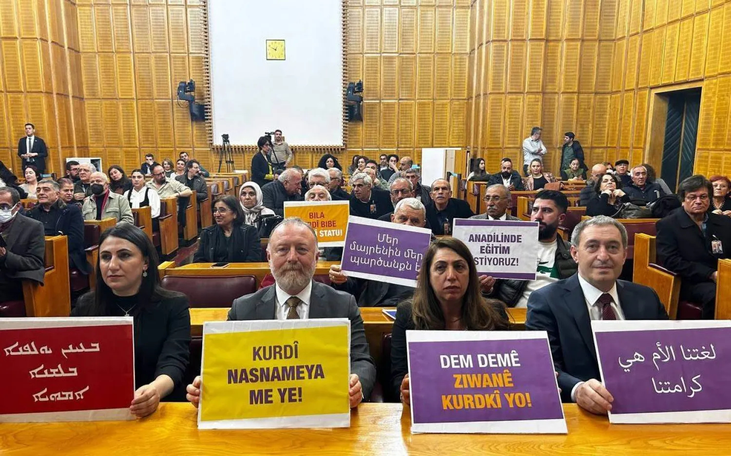 الرئيس المشارك لحزب «الديمقراطية والمساواة للشعوب» ونواب الحزب خلال احتجاج داخل البرلمان التركي للمطالبة بالحق في استخدام اللغة الكردية بصفتها لغة أم (حساب الحزب في إكس)