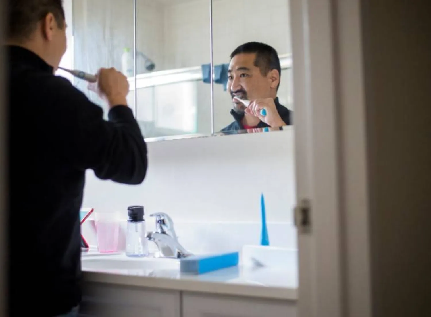 المواظبة على تنظيف الأسنان تسهم في خفض الالتهاب ومنع الأضرار طويلة الأمد (أرشيفية - رويترز)