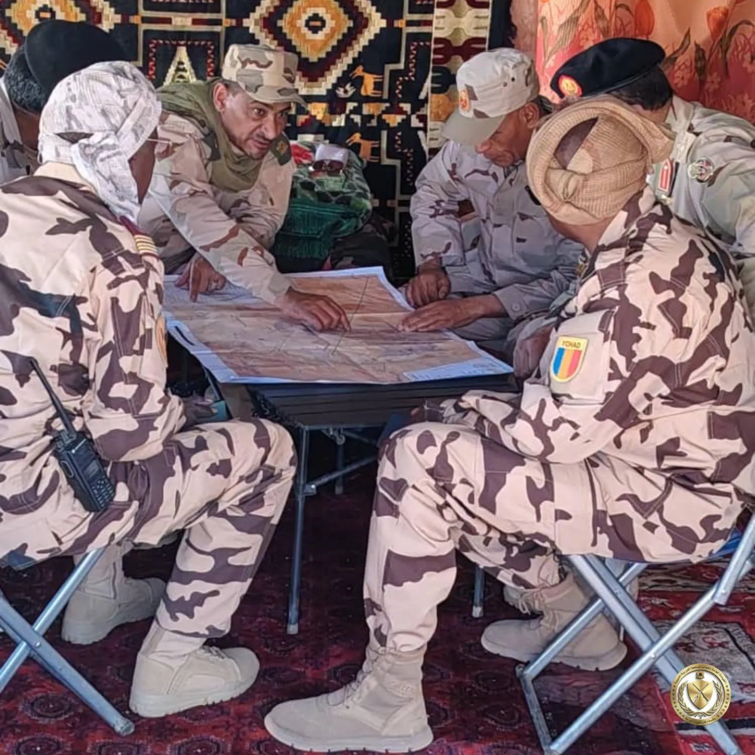 قيادات عسكرية من شرق ليبيا والجيش التشادي خلال عملية التنسيق (رئاسة أركان الجيش الوطني)