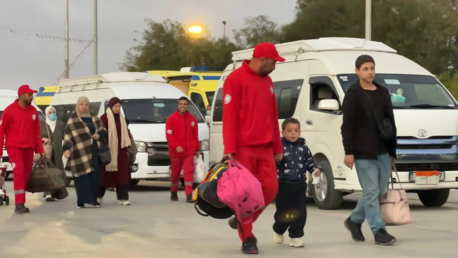 فرق «الهلال الأحمر المصري» تنتشر أمام معبر رفح (هيئة الاستعلامات المصرية)