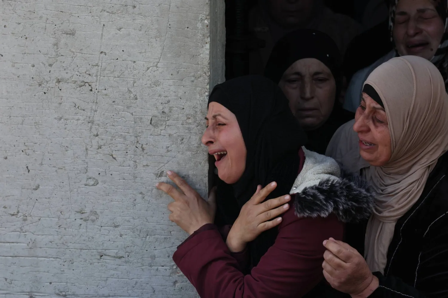 سيدة تبكي خلال تشييع محمد وهبي عبد العزيز حنني (17 عاماً) الذي قُتل بعد إطلاق قوات إسرائيلية النار عليه في بيت فوريك بالضفة الغربية (إ.ب.أ)