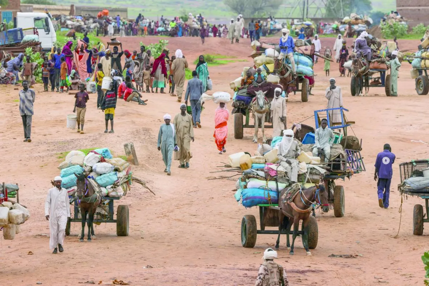 آلاف اللاجئين من دارفور يعيشون حالياً بمخيم أدري الحدودي في تشاد هرباً من الحرب (رويترز)