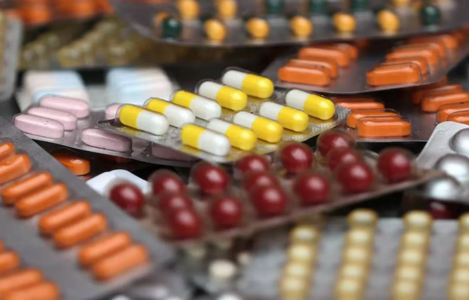 يمكن أن تؤثّر بعض المكملات في مستويات سكر الدم أو تتفاعل مع أدوية أخرى (أرشيفية - رويترز)