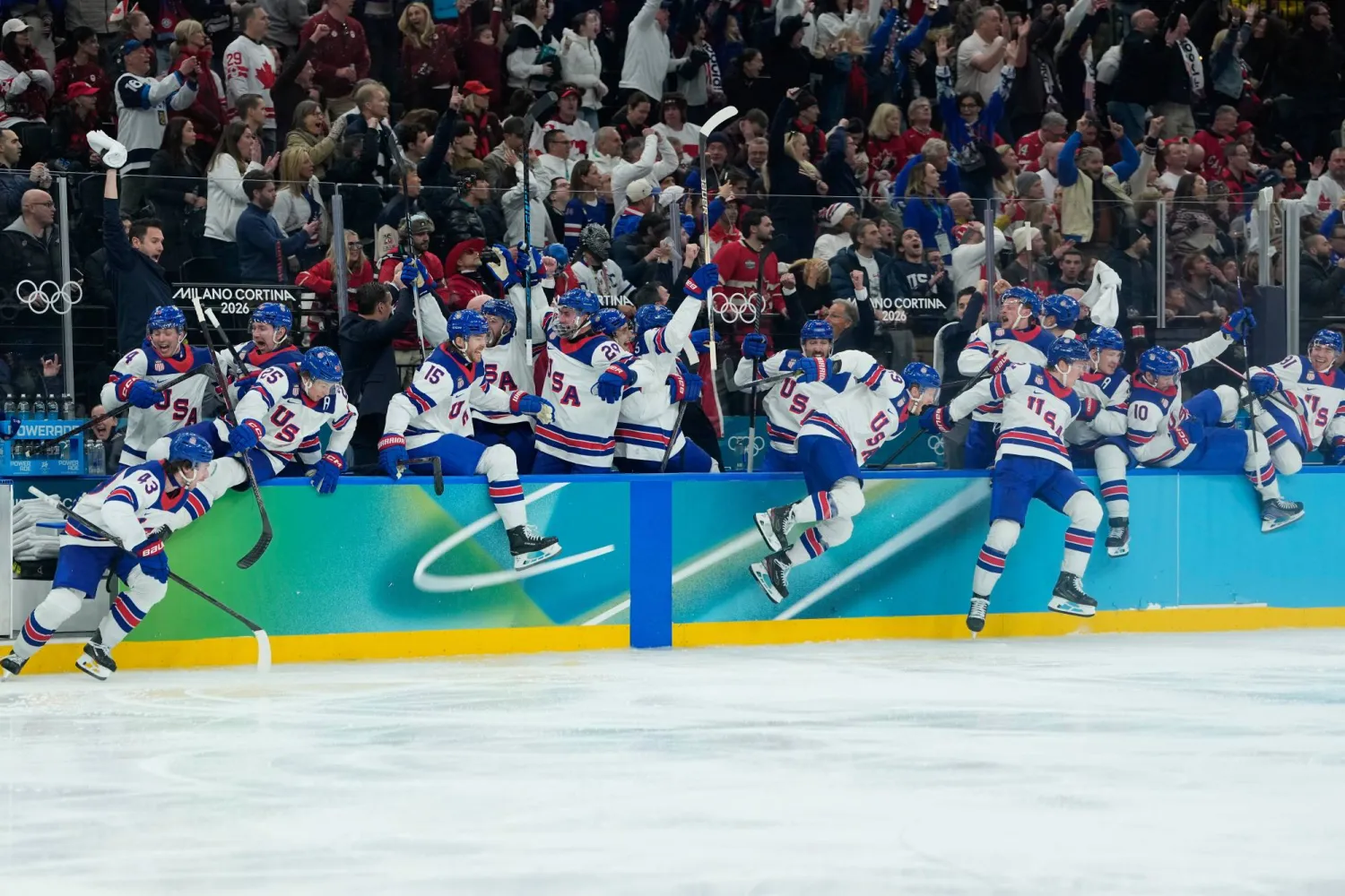 احتفالية لاعبي أميركا بالفوز بذهبية هوكي الجليد (أ.ب)