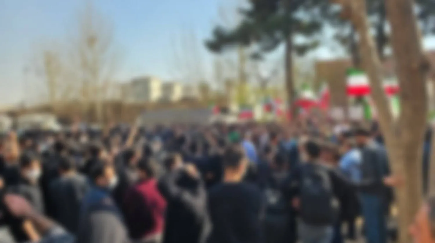 صورة مظللة لإخفاء هوية الطلاب المشاركين في الاحتجاجات ونشرتها صحيفة جامعة شريف عبر «تلغرام» الأحد