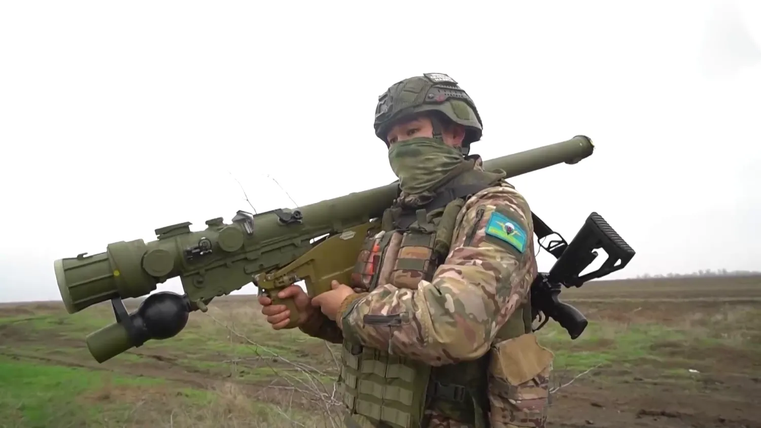 جندي روسي يحمل قاذف «فيربا» المضاد للطائرات المحمول على الكتف خلال تدريبات (لقطة من فيديو للجيش الروسي)