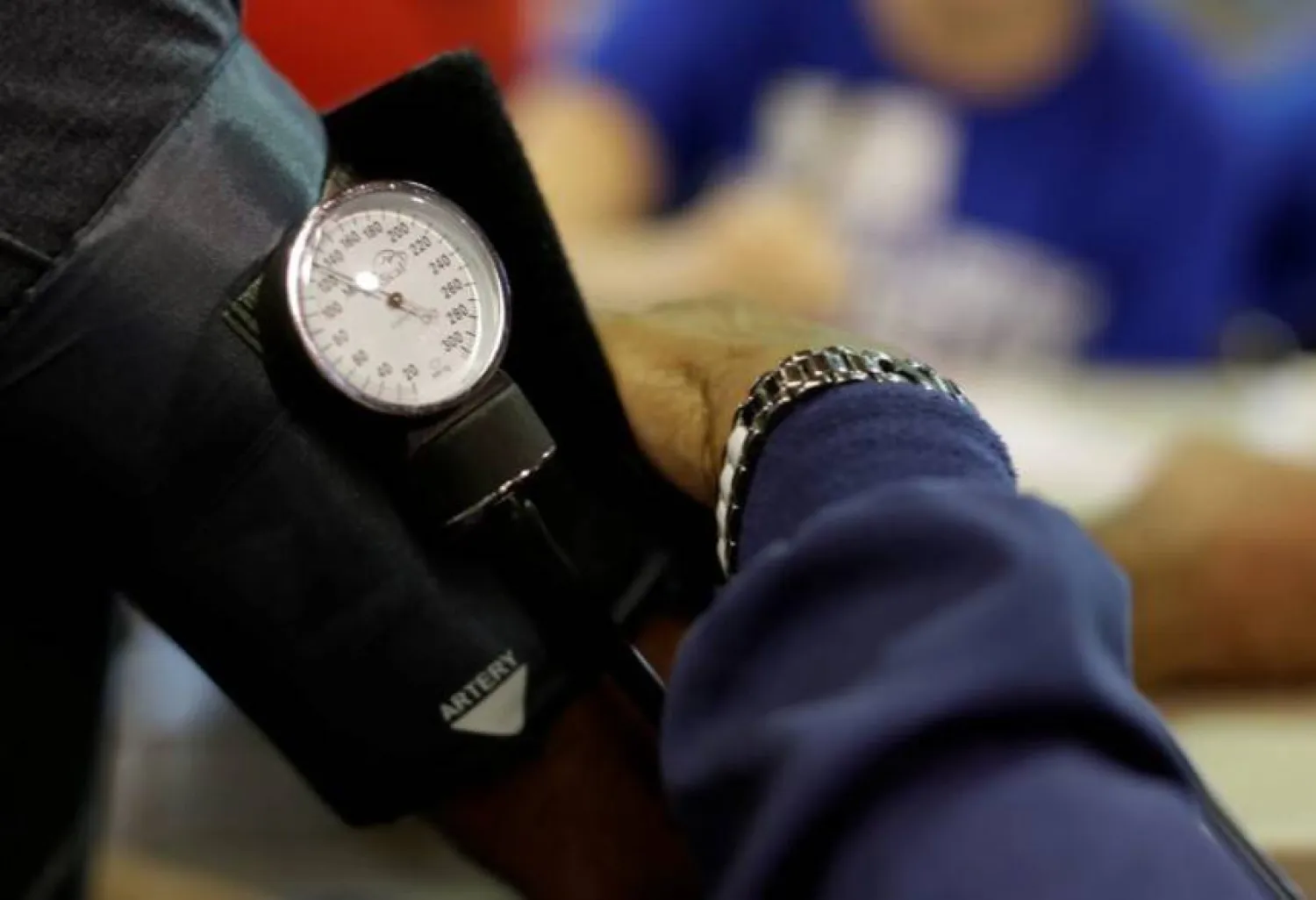 الدراسات تشير إلى أنّ من يعانون سوء النوم يكون ضغط الدم لديهم أعلى ليلاً (أرشيفية - رويترز)