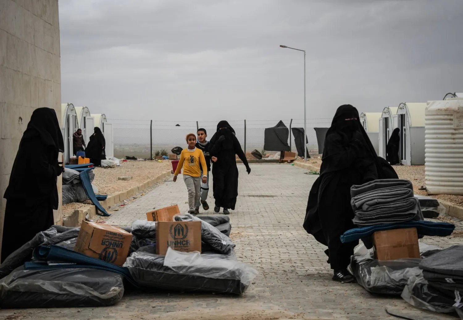 تسلّمت القوات الأمنية السورية مخيّم الهول بعد اتفاق مع «قوات سوريا الديمقراطية» (د.ب.أ) 