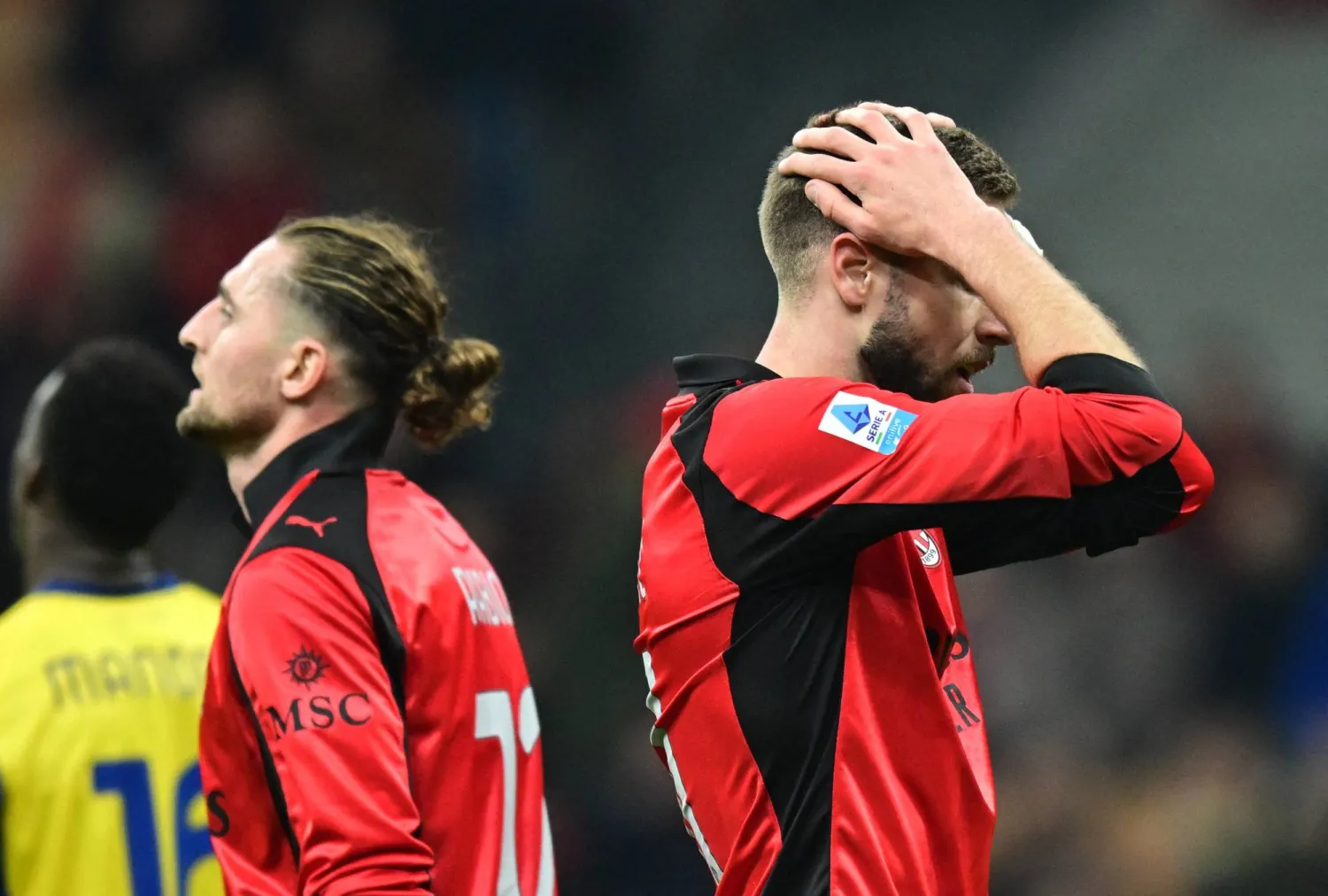 الحسرة على لاعب ميلان بافلوفيتش «يمين» وكيله أدريان رابيو (رويترز) 