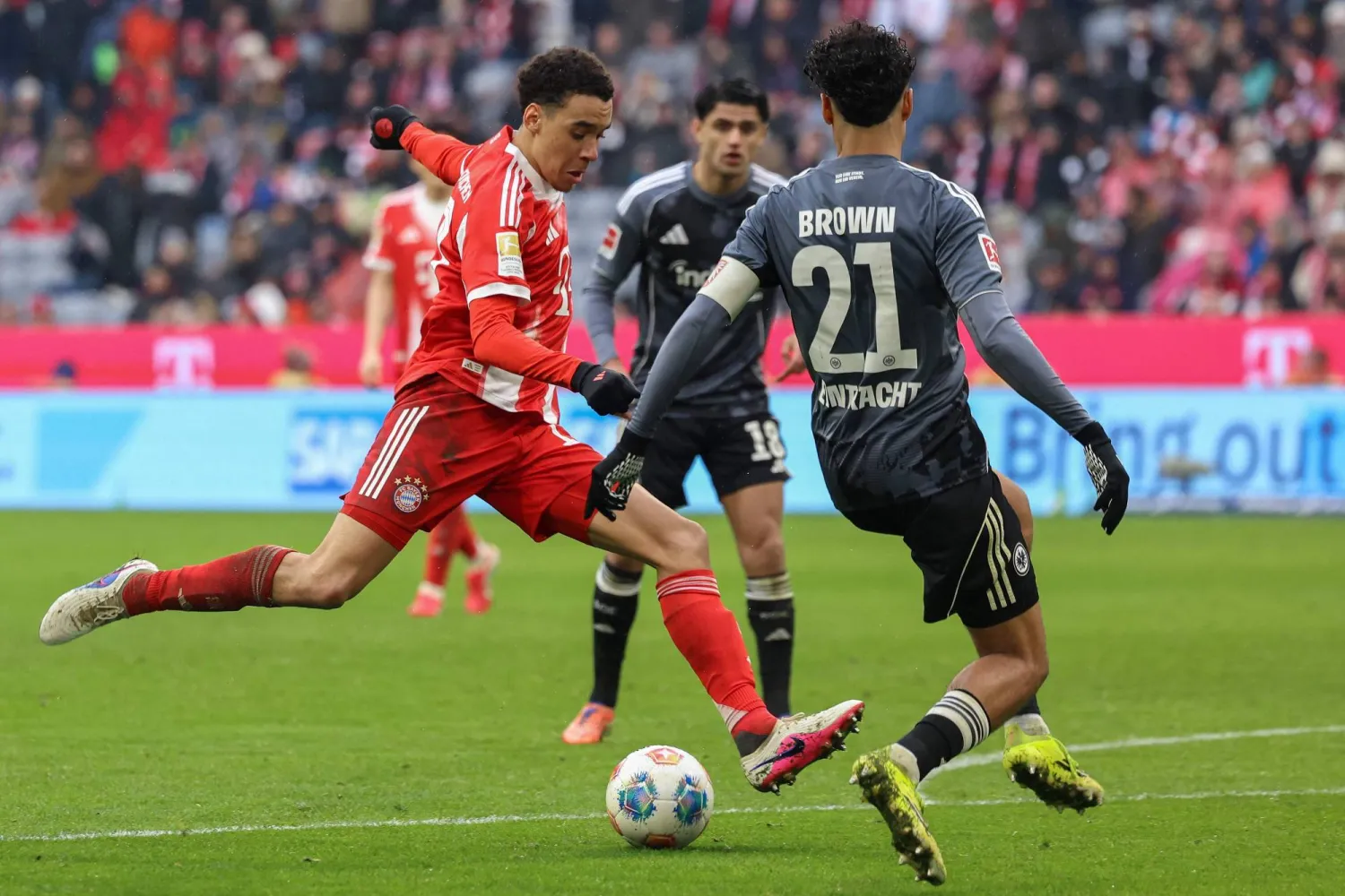 موسيالا يقود هجمة للبايرن وسط مدافعي اينتراخت اول أمس (ا ف ب)