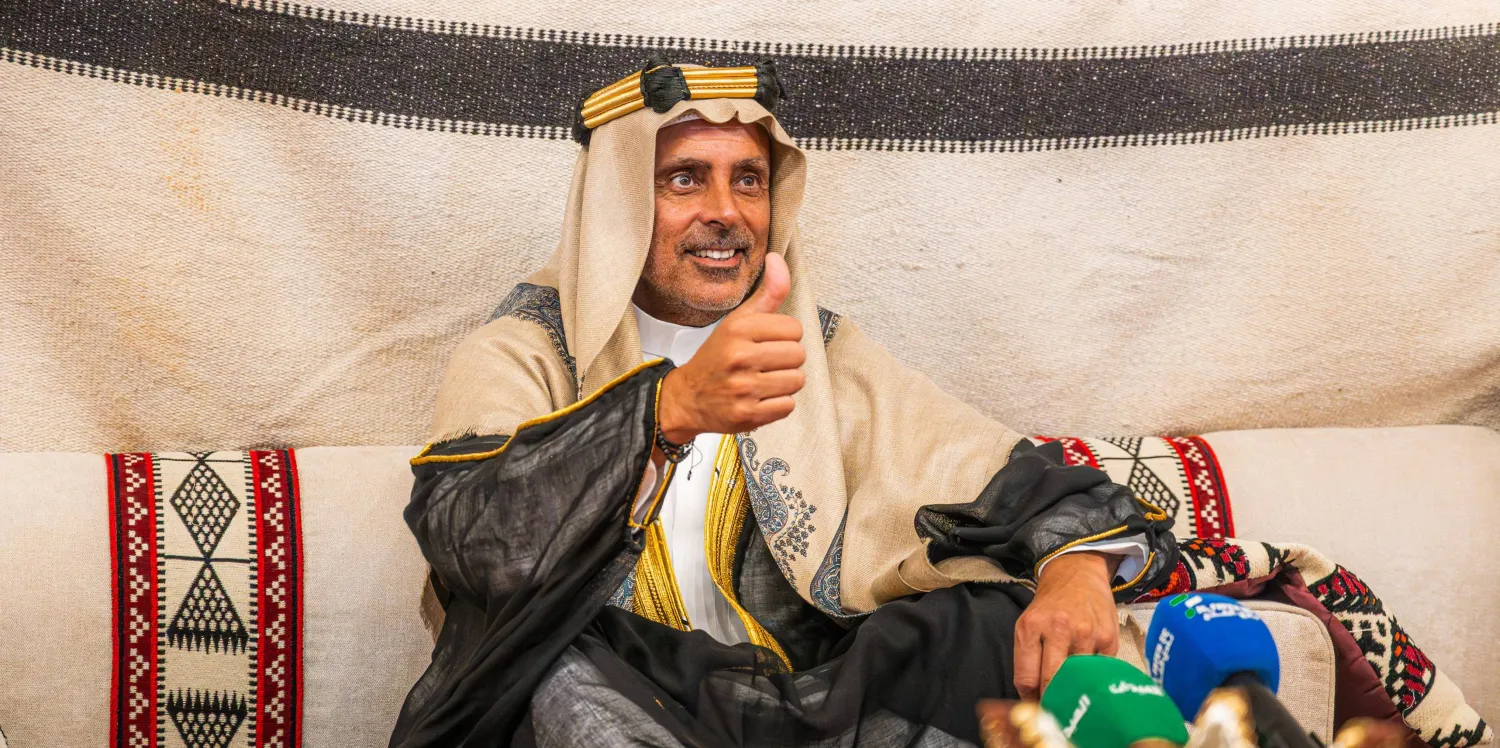 البرتغالي جوزيه غوميز مدرب فريق الفتح يظهر من خلال بيت شعر وبالعقال المقصب (نادي الفتح) 