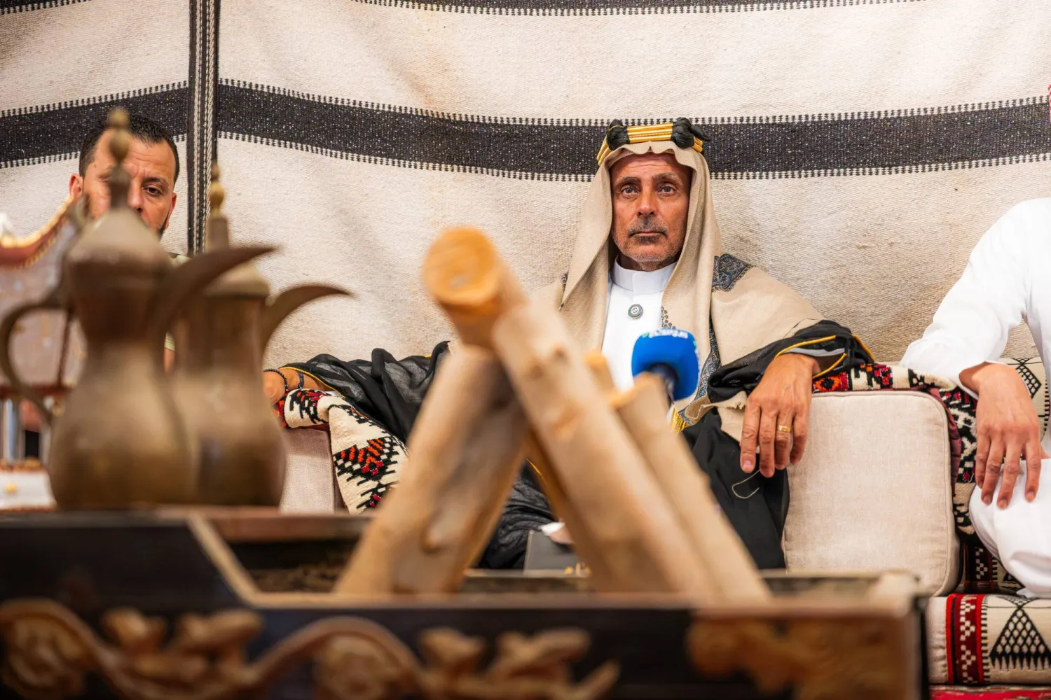 غوميز ظهر في بيت الشعر مرتدياً المقصب والزي السعودي الكامل (نادي الفتح) 