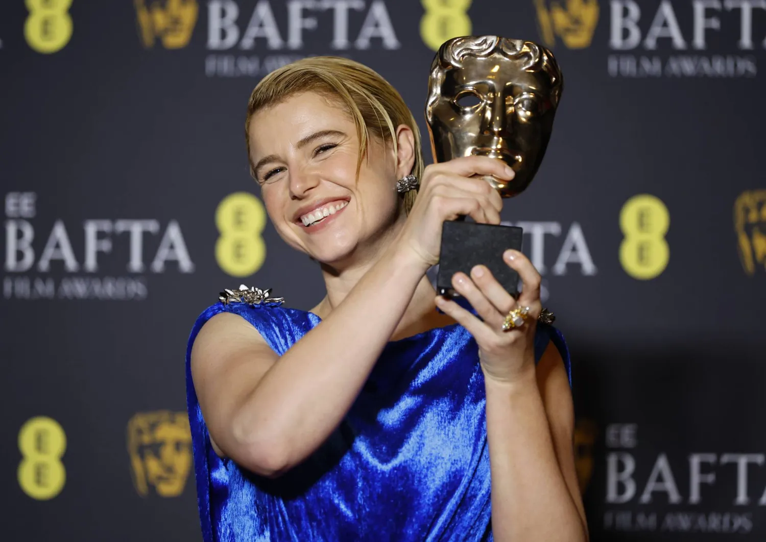 جيسي باكلي الفائزة بجائزة أفضل ممثلة عن دورها في فيلم «هامنت» (إ.ب.أ)